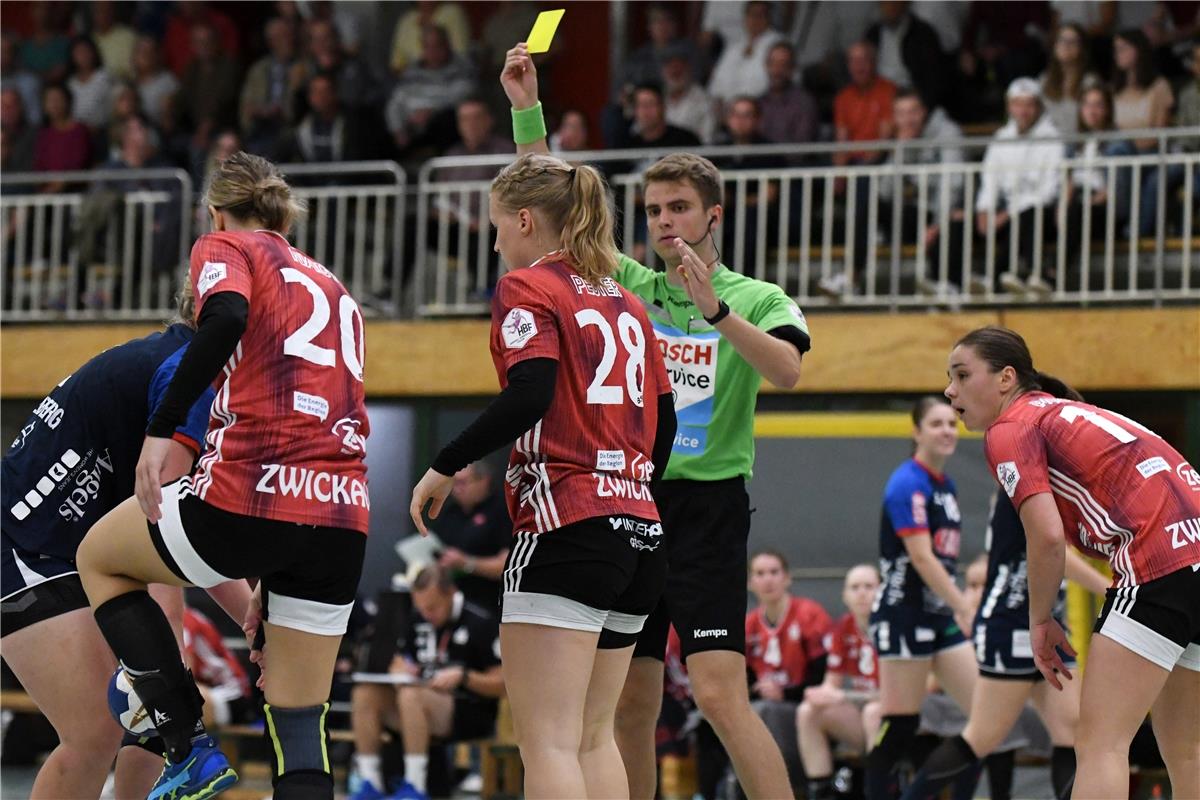 Alisa Pester (#28, BSV Sachsen Zwickau) sieht die gelbe Karte, SG H2KU Herrenber...