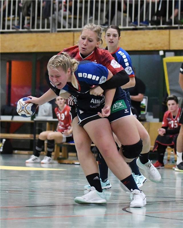 Alisa Pester (#28, BSV Sachsen Zwickau) stoppt Stefanie Schoeneberg (#2, SG H2KU...