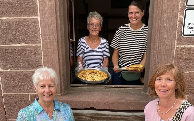 Alle Hände voll zu tun hatte das Backhaus-Team in Gültlingen im Vorfeld der Hocketse mit Annegret Engelmann (hinten links), Margit Killinger, Gerda Ilmberger (vorne links) und Regine Schwarz. GB-Foto: Priestersbach