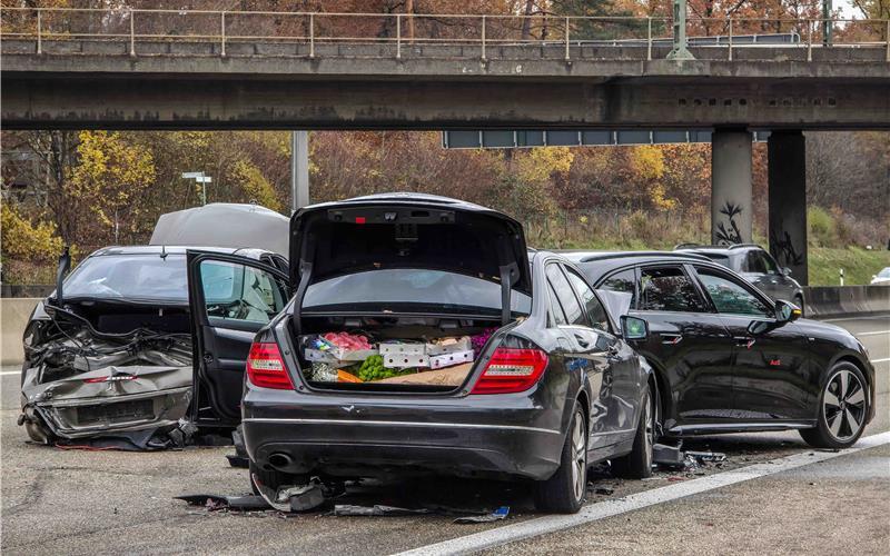 Alle drei beteiligten Autos mussten abgeschleppt werden. GB-Foto: SDMG/Dettenmeyer