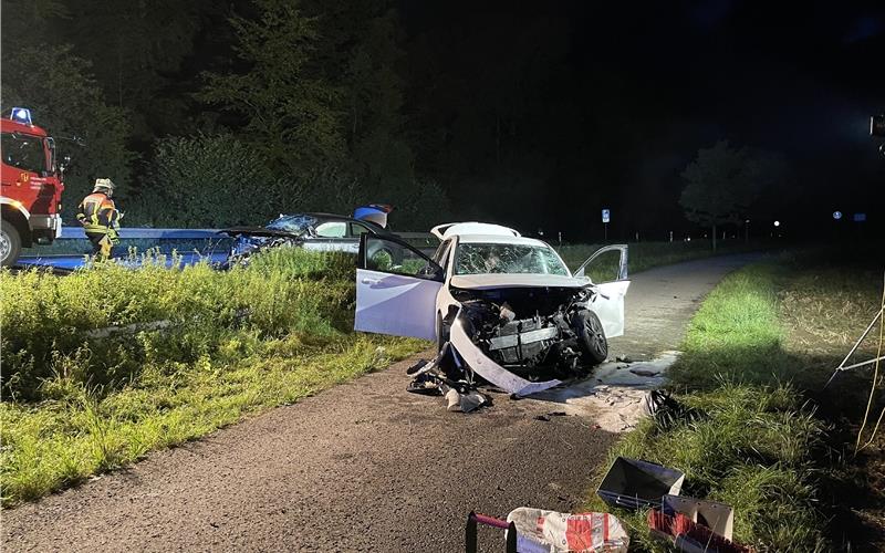 Drei Personen schwer verletzt Alle drei um Unfall beteiligten Autos mussten abgeschleppt werden. GB-Foto: SDMG/Dettenmeyer