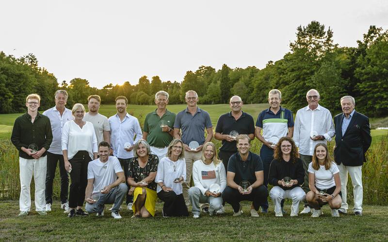 Alle frisch gekürten Clubmeister und die Platzierten mit Domäne-Präsident Hans-Heinrich Brendecke (rechts). GB-Foto: Sascha Walther