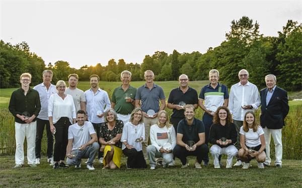 Alle frisch gekürten Clubmeister und die Platzierten mit Domäne-Präsident Hans-Heinrich Brendecke (rechts). GB-Foto: Sascha Walther