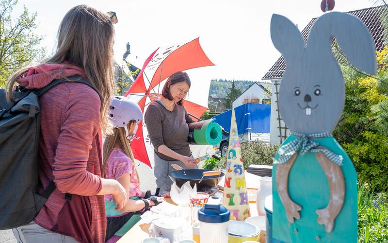 Allerlei Artikel und Gerätschaften suchten beim Spaziermarkt in Nufringen erneut neue Besitzer. GB-Foto: Vecsey
