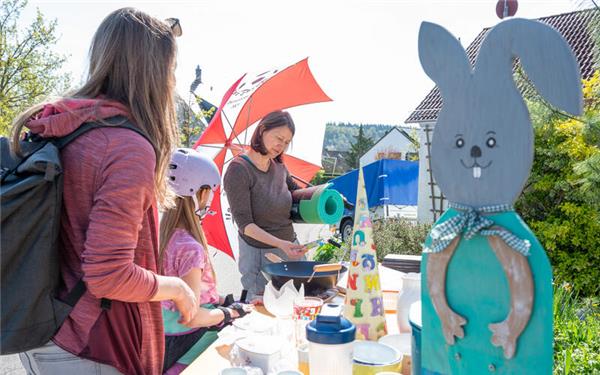 Allerlei Artikel und Gerätschaften suchten beim Spaziermarkt in Nufringen erneut neue Besitzer. GB-Foto: Vecsey