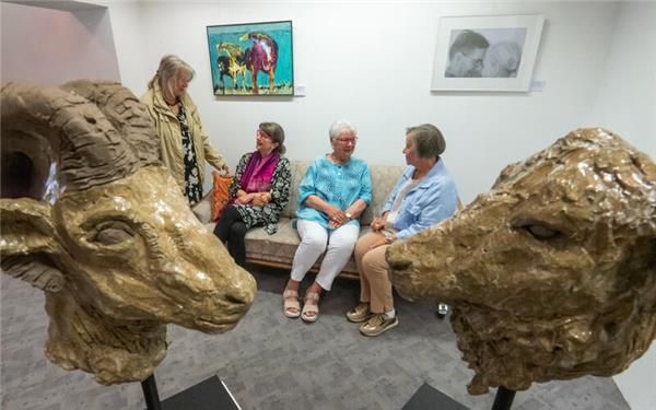 „Allerlei Viecherei“ und vieles mehr ist bei der Ausstellung zu sehen. Hinten im Gespräch von links Iris Groebe (mit ihrem Werk „Ohne Worte“), Brigitte Staub, Annemaria Leschinger und Silvia Esslinger, rechts ein Bild von Evi Stubenbord. GB-Foto: Vecsey
