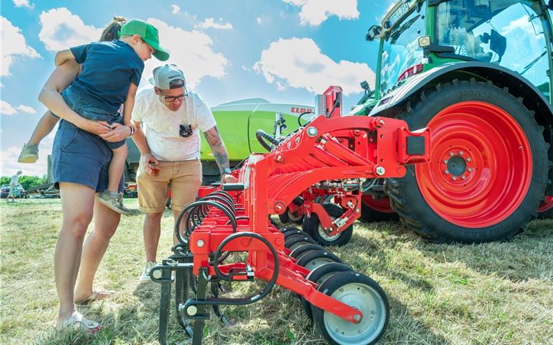 Allerlei landwirtschaftliches Gerät ließ sich genauer unter die Lupe nehmen. GB-Foto: Vecsey