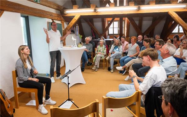 „Alles Liebe oder was?!“ war Manfred Mergels Thema in der Zehntscheuer Deckenpfronn. GB-Foto: Schmidt
