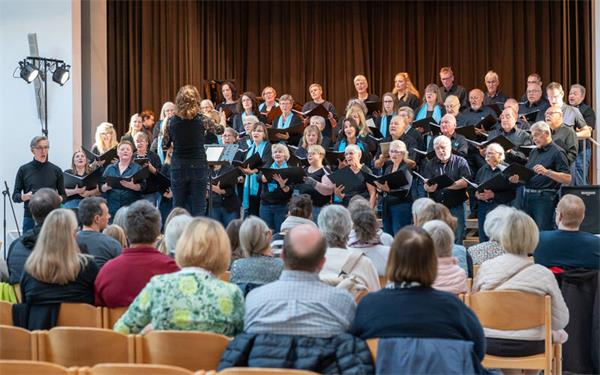 „Alles kann nur Musik“ war das Chor-Konzert in der Bürgerhalle betitelt. GB-Foto: Vecsey