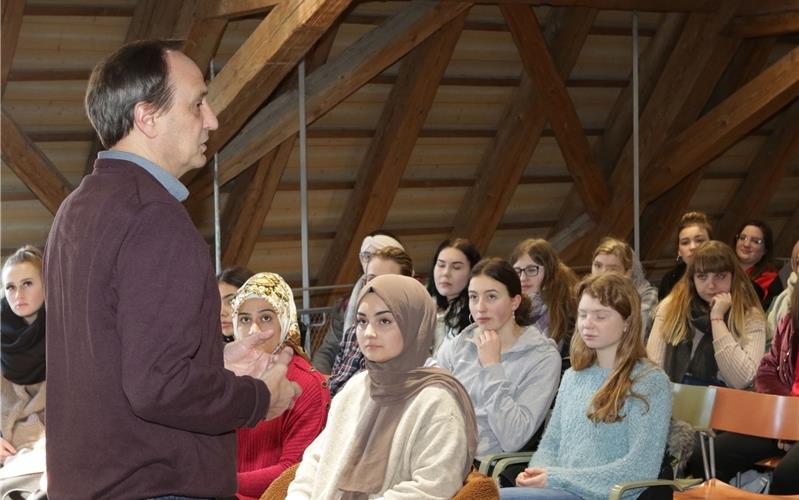 Alois Prinz berichtete angehenden Erzieherinnen und Kinderpflegerinnen in der Stadtbibliothek aus Bonhoeffers Leben GB-Foto: Bäuerle