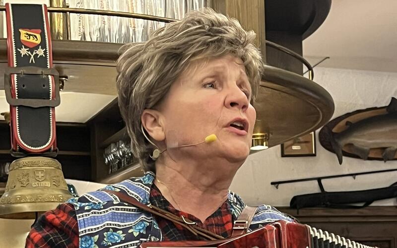 Als Berta Fleischle griff Sabine Essinger zum Akkordeon.GB-Foto: Wulz