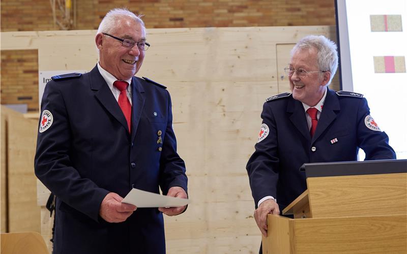 Als DRK-Vorsitzender durfte Dr. Klaus Veith (rechts) auch viele angenehme Aufgaben erledigen – hier beispielsweise ehrte er Horst Thurner für 65 Jahre Mitgliedschaft. GB-Foto