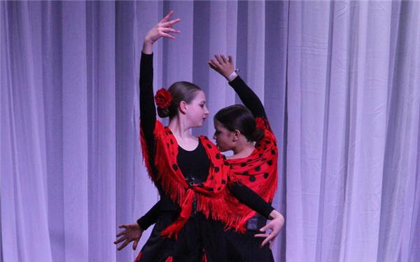 Als Flamenco-Duo „Sevillanas“ feierten Karlotta Klär (links) und Emily Jopp ihre Premiere beim „Art Fusion“-Festival in Ulm-Senden. GB-Foto