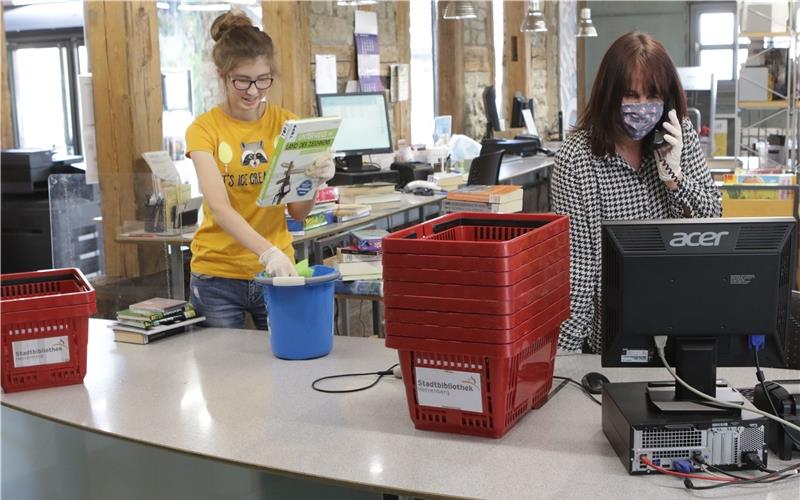 Als Hygienemaßnahme werden Medien in der Stadtbibliothek Herrenberg nach der Rückgabe gereinigt. Über die Anzahl der Körbe wird die Zahl der Besucher geregeltGB-Foto: Bäuerle