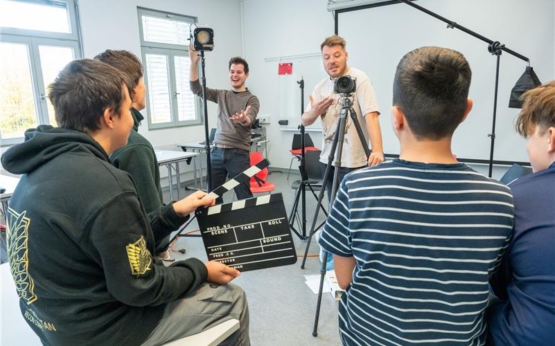 Als Jugendfilmprojekt zum Fruchtkasten bieten Kursleiter Andre Fink (Dritter von links) und Raffael Gravert (Dritter von rechts) sowie Fabian Schaitel, der beim Auftakttermin fehlte, einen Volkshochschulkurs für am Filmen interessierte Schüler. GB-Foto: Vecsey