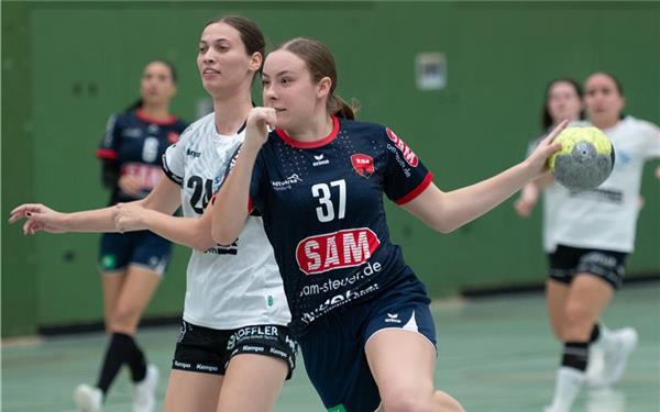 Als Noch-A-Jugendspielerin ist die Linkshänderin Sophy Lide (rechts) an manchem Wochenende gleich in zwei Mannschaften derSG H2Ku Herrenberg gefordert. GB-Foto: Vecsey