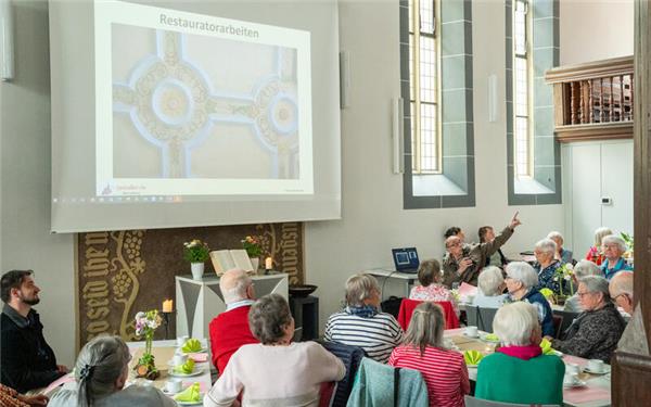 Als Zeitzeuge der Spitalkirche-Restaurierung teilte Klaus Pfaff (am Mikrofon) beim Seniorennachmittag sein Wissen. GB-Foto: Vecsey