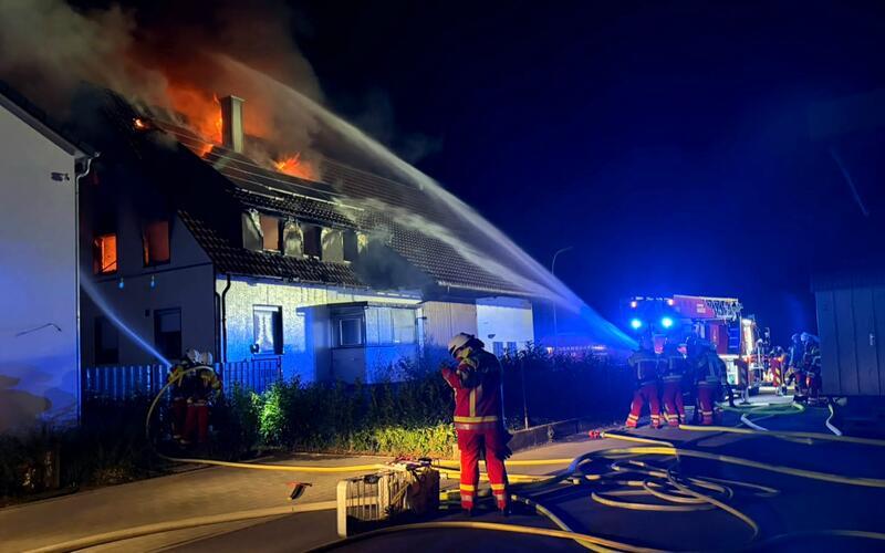 Als die Feuerwehr nach wenigen Minuten am Einsatzort eintraf, stand das obere Stockwerk schon in Vollbrand. GB-Foto: Feuerwehr