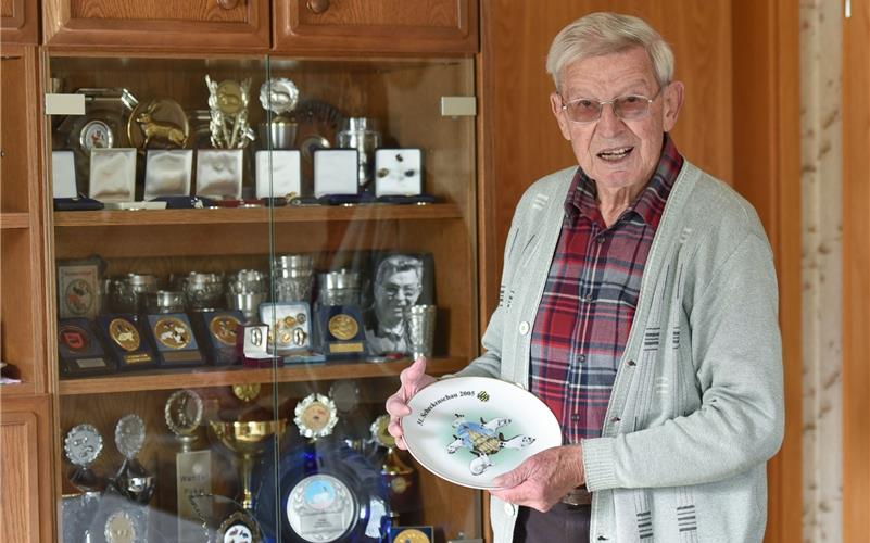 Als ehemaliger Kaninchenzüchter hat Heinz Öhrlich viele Auszeichnungen erhalten. GB-Foto: Vecsey