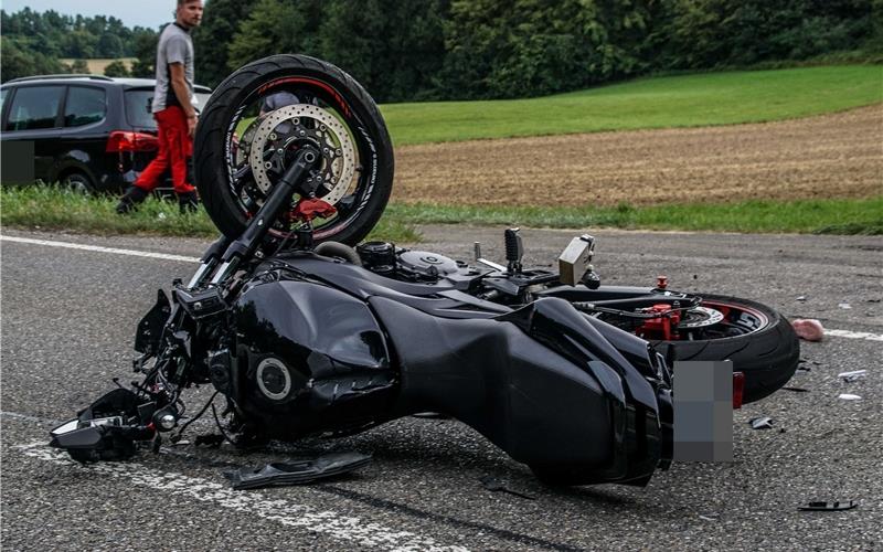 Vater und Tochter schwer verletzt Als ein Autofahrer wendete, übersah er das Motorrad GB-Foto: SDMG/Dettenmeyer