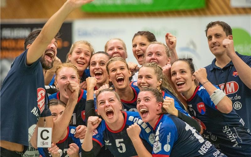 Die Kuties erobern die Tabellenführung Als neuer Spitzenreiter macht das Siegerfoto besonders viel Spaß GB-Foto: Drofitsch/Eibner