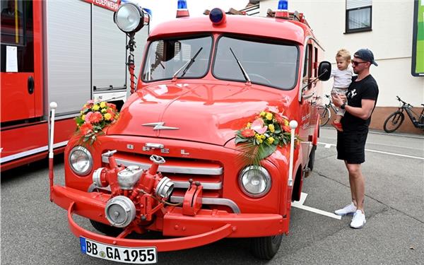 Alt neben neu (der 70 Jahre alte Opel Blitz neben dem neuen Hilfeleistungslöschfahrzeug, gesehen in Gärtringen) GB-Foto: Holom