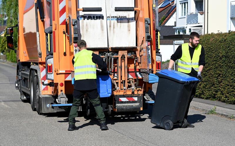 Altpapiersammlung in Jettingen: Die Vereins-Lader beginnen samstags in der Regel um 7 Uhr und arbeiten bis gegen die Mittagszeit, auf Wunsch unterteilt in zwei Schichten. GB-Foto: Holom