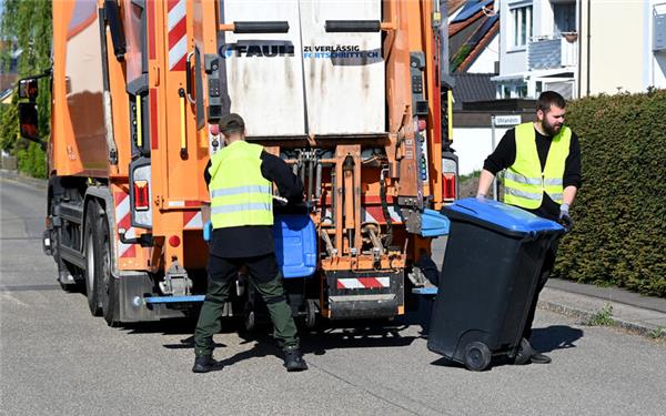 Altpapiersammlung in Jettingen: Die Vereins-Lader beginnen samstags in der Regel um 7 Uhr und arbeiten bis gegen die Mittagszeit, auf Wunsch unterteilt in zwei Schichten. GB-Foto: Holom