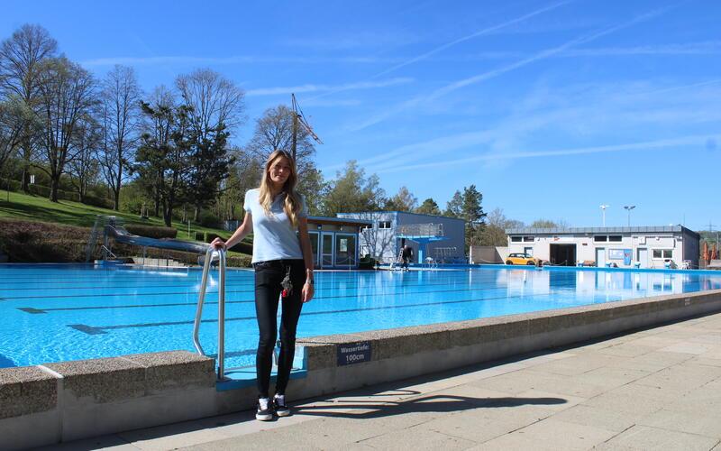 Am 1. Mai werden sich im großen Schwimmbecken hinter Sarah-Christin Hetke die ersten Freibadgäste abkühlen. Etwa 20 Grad „warm“ ist das Wasser dann voraussichtlich.GB-Foto: Schnurr