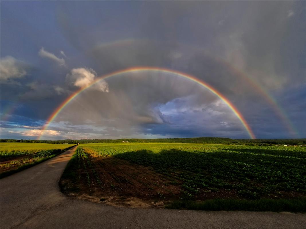 "Am 18. Juni zeigte sich ein wunderbarer Regenbogen am Himmel. Ich konnte auf de...