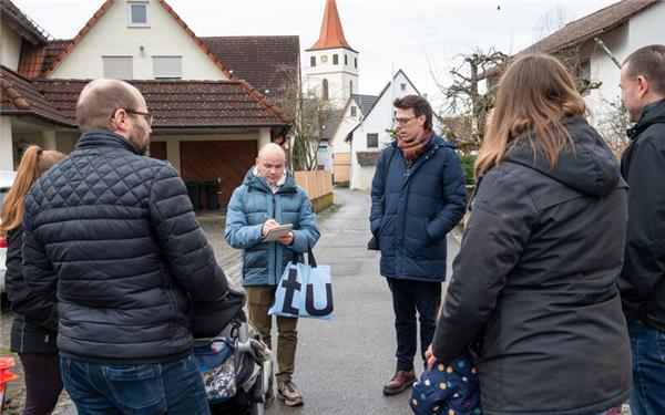 Am Altinger Rathaus beginnt der Spaziergang mit Max Karrenführ (in hellblauer Jacke).GB-Foto: Vecsey
