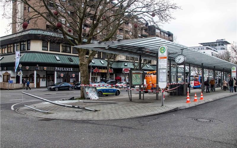 Am Busbahnhof in Sindelfingen wurden Verkehrszeichen und Infotafeln beschädigt GB-Foto: SDMG/Dettenmeyer