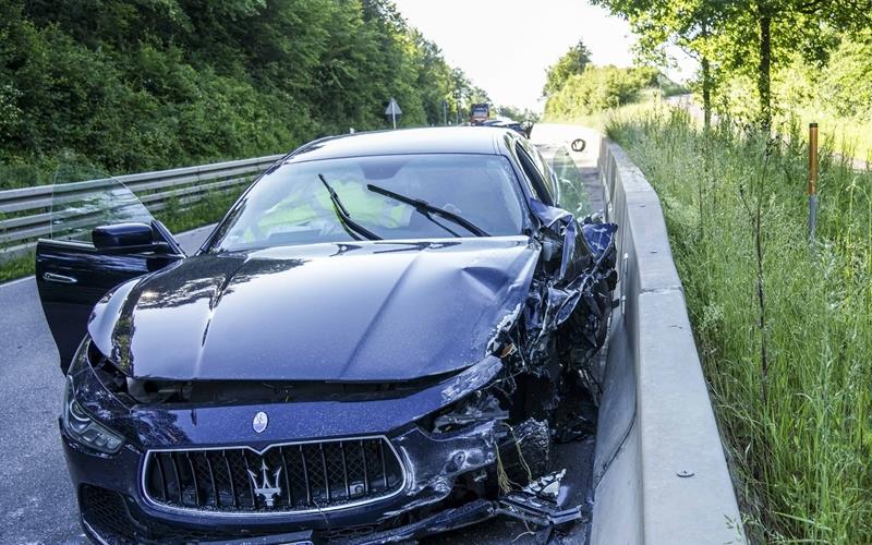 Schwerer Unfall mit Maserati fordert bei Hildrizhausen zwei Verletzte Am Dienstagmorgen kam es auf der K100 zwischen Ehningen und Hildrizhausen zu einem Frontalzusammenstoss in den ein Maserati verwickelt war. Nach ersten Informationen der Polizei kam der VW aus Richtung Ehningen und kam aus bislang ungeklaerter Ursache in den Gegenverkehr. Hier krachte er frontal in den entgegen kommenden Maserati. Der 51-jaehrige VW Fahrer sowie der 27-jaehrige Maserati Fahrer kamen mit schweren Verletzungen in umliegende Krankenhaeuser. Beide PKW mussten abgeschleppt werden. Waehrend der Unfallaufnahme war die Strecke komplett gesperrt. Angaben ueber die Schadenshoehe die betraechtlich sein wird, liegen noch keine Informationen vor (GB-Fotos: SDMG/Dettenmeyer).
