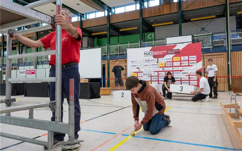 Am Donnerstag liefen die Vorbereitungen in der Nebringer Hermann-Wolf-Halle auf Hochtouren. GB-Foto: Vecsey