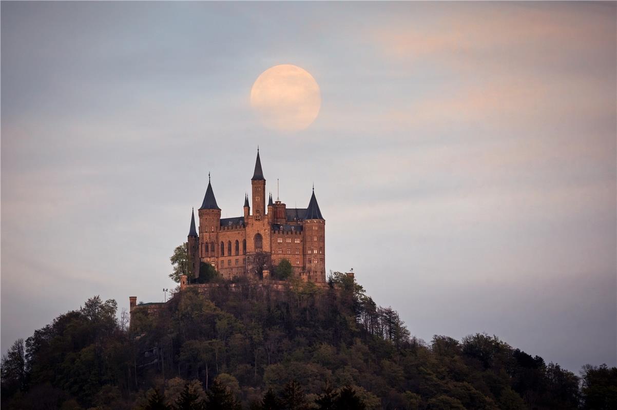 Am Freitagabend bei Mondaufgang in Wessingen mit Blick zur Burg Hohenzollern. Di...