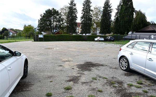 Am Friedhof soll der Wanderparkplatz 35 weitere Stellplätze erhalten – was nicht jedem Mitglied des Ortschaftsrates gefällt. GB-Foto: Holom