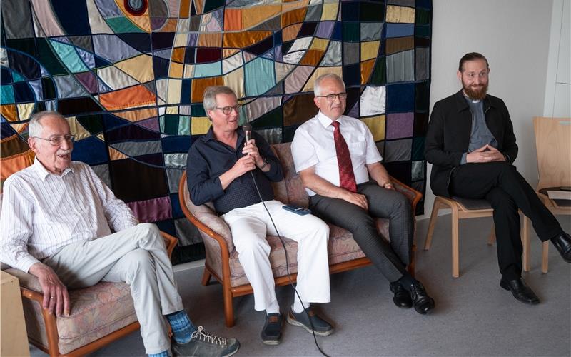 Am Gemeindefest anlässlich von 200 Jahren eigene Pfarrstelle bei der evangelischen Kirchengemeinde Reusten tauschten sich die drei ehemaligen Pfarrer (von links) Martin Tränkle (1972 bis 1979), Matthias Wirsching (1993 bis 2005) und Peter Palágyi (2006 bis 2019) mit dem aktuellen Reustener Pfarrer Maximilian Schmid-Lorch im Talk aus. GB-Foto: Schmidt