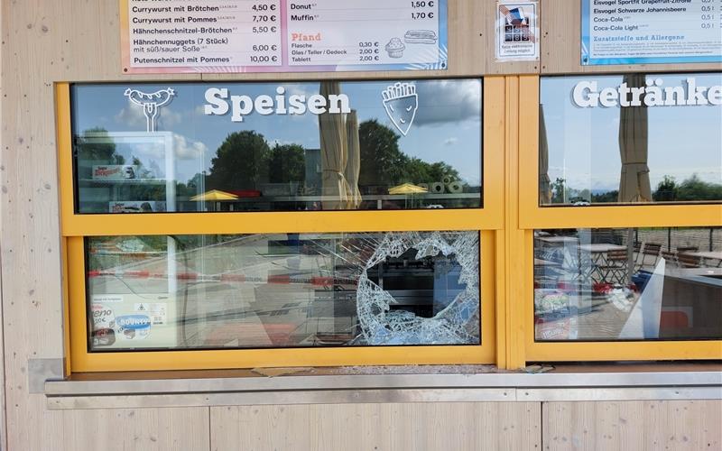 Unbekannte brechen ins Naturfreibad ein Am Kiosk wurde eine Scheibe eingeschlagen.GB-Foto: Stadtwerke Herrenberg