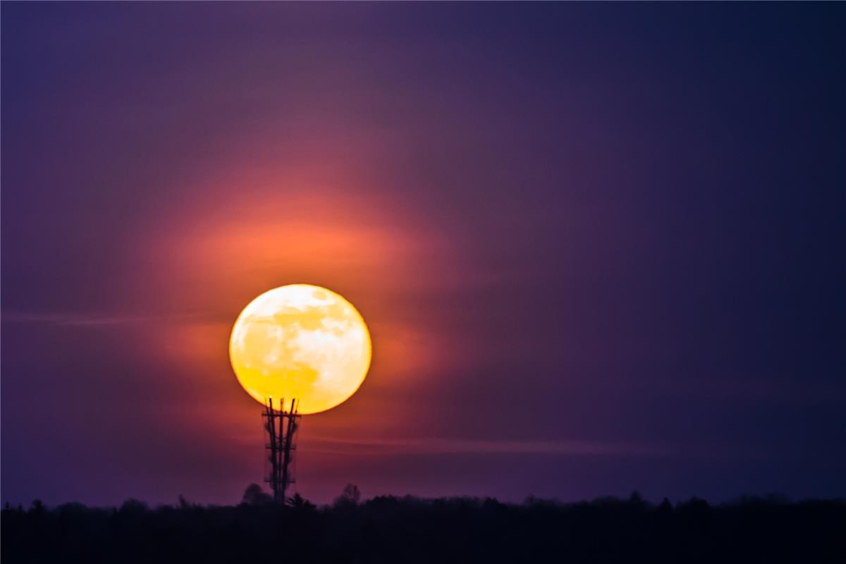 Am Kohlerhof bei Kuppingen  hat Ingrid Andor den aufgehenden Pink Moon vfotograf...