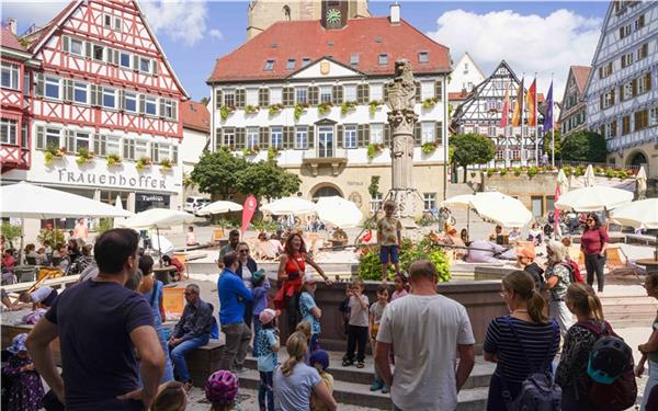 Am Marktbrunnen begann die Tier-Führung für Kinder mit ihren Eltern durch die Stadt.GB-Foto: Dettenmeyer