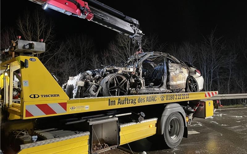 Schwerer Unfall zwischen Lkw und Mercedes auf A81