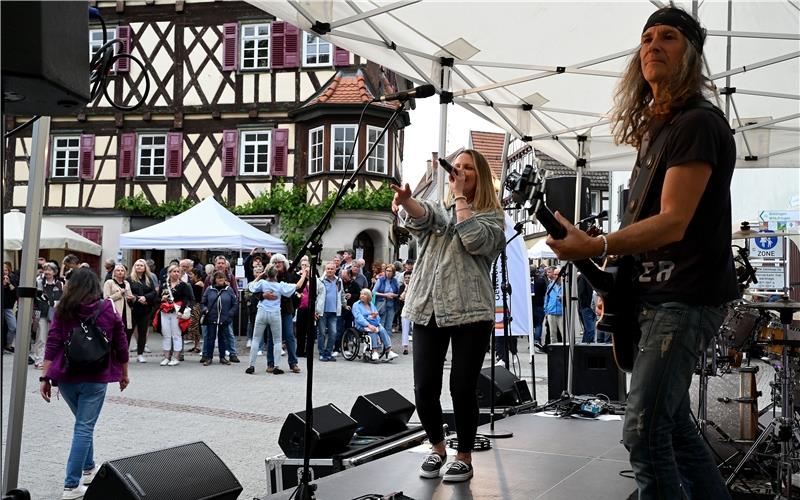 Am Place de Tarare wird am Donnerstagabend zu Livemusik von „strings unplugged“ das Tanzbein geschwungen. GB-Foto: Holom
