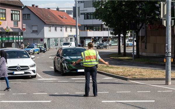 Am Reinhold-Schick-Platz musste die Polizei den Verkehr manuell regeln. GB-Foto: Schmidt