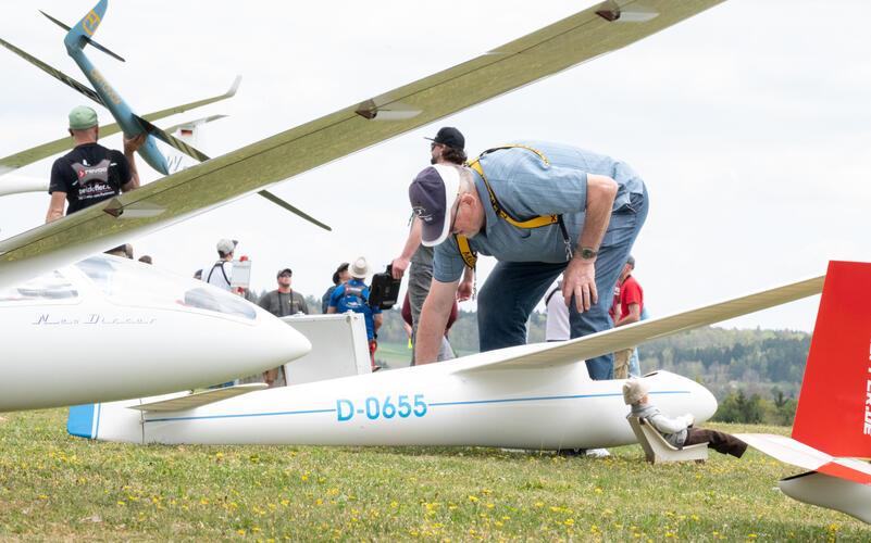 Am Samstag strömten die Menschen wieder auf den Wächtersberg zum Saisonstart für Modellflugzeuge. GB-Foto: Vecsey