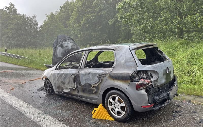 Fahrzeugbrand nach technischem Defekt Am Sonntag stand ein Auto bei Leonberg in Vollbrand. GB-Foto: SDGM/Schulz