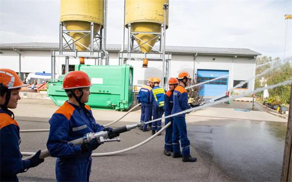 Am Sonntag warbei einer Hocketse einiges geboten, darunter eine Schauübungder NagolderJugendfeuerwehr.GB-Foto: Geisel