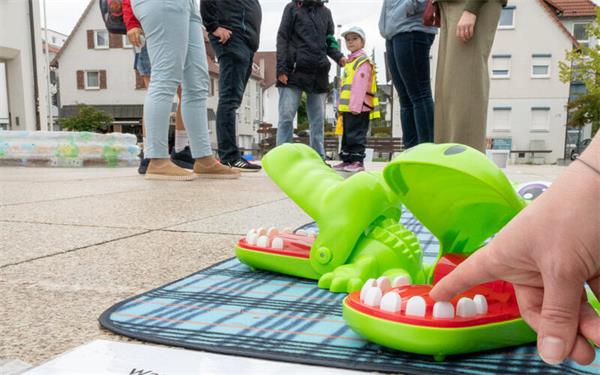 Am „Tag der berufstätigen Eltern“ finden die Kinder auf dem Marktplatz Spiel und Spaß, die Eltern finden zu einem regen Austausch über das aktuelle Betreuungsmodell, vor allem in den Ferien. GB-Foto: Vecsey