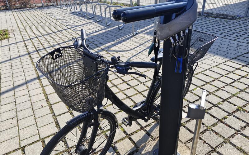 Am Volksbank-Stadion können Radler wieder eine Fahrradservice-Station mit Luftpumpe und Werkzeug nutzen. GB-Foto: Stadt Herrenberg