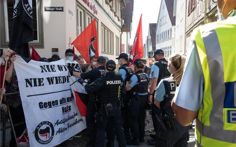 Am blockierten Zugang kam es zu einigen Rangeleien und Diskussionen GB-Fotos: Vecsey