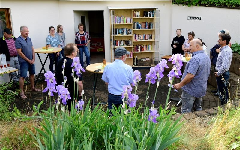 Am evangelischen Gemeindehaus wurde ein Bücherschrank als Leseecke eingeweiht. GB-Foto: Holom